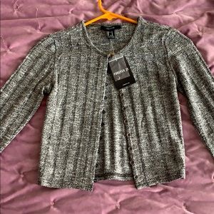 Botton-front crop top